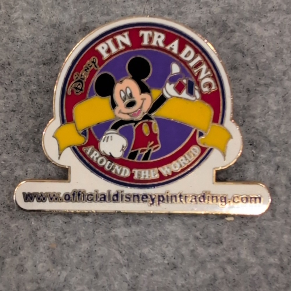 Disney Pin Trading Around the World Mickey Mouse 2003 Enamel Pin Gold Tone - Picture 1 of 3